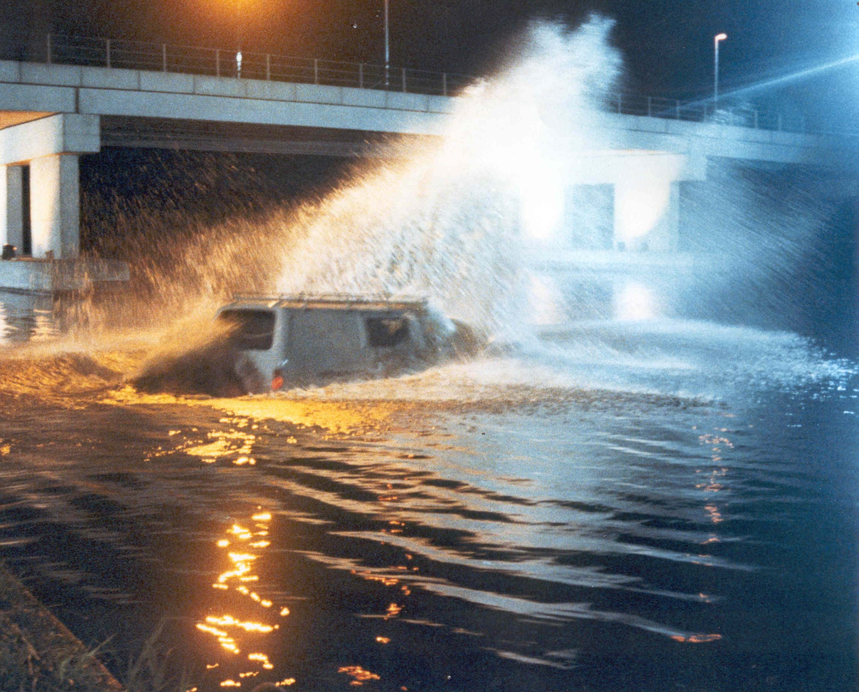 Een stunt met een auto die te water gaat in Almere.