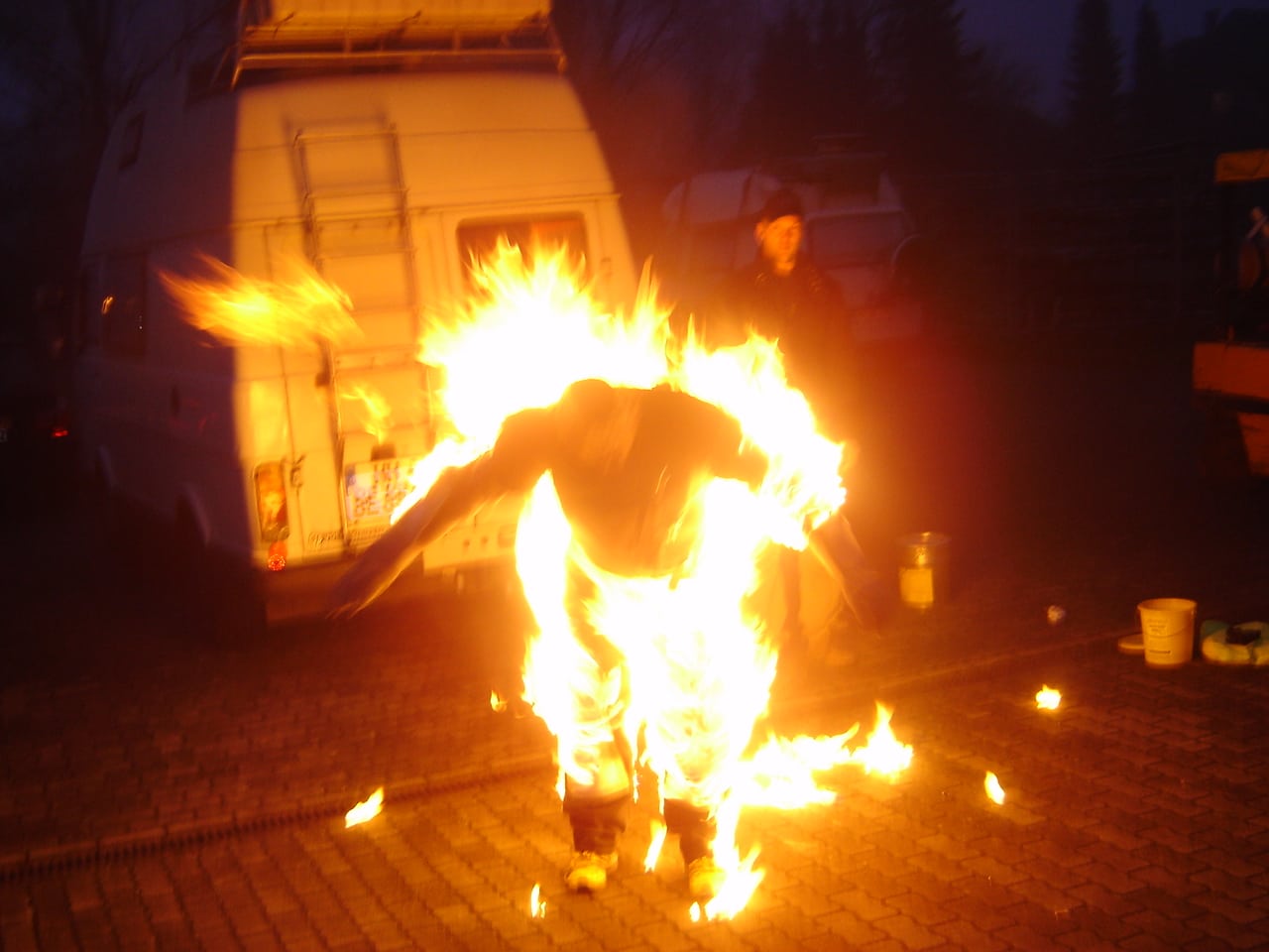 Stuntman in brand op een set in Duitsland